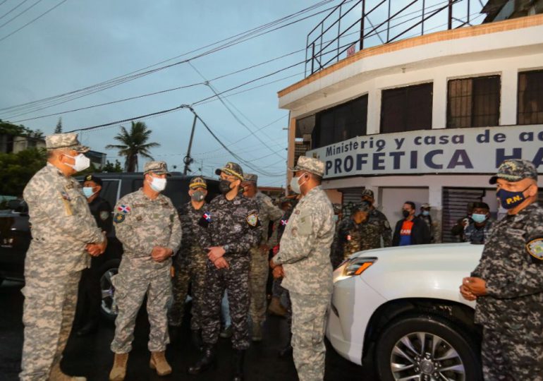 Autoridades militares y policiales recorren el GSD en verificación del cumplimiento toque del queda
