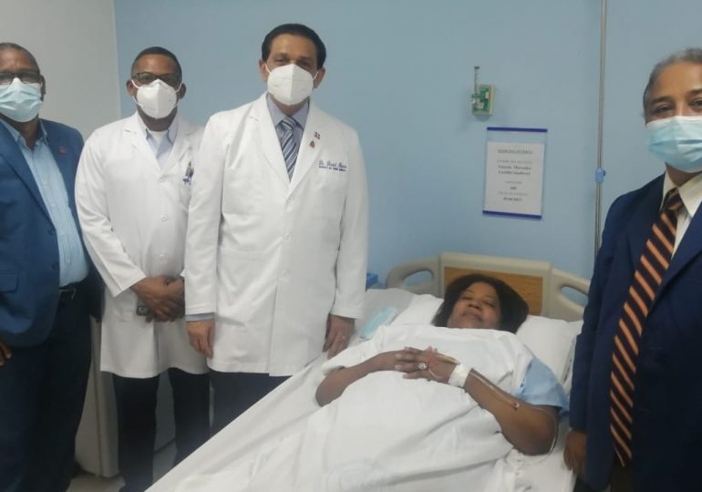 Ministro de Salud visita a Mercedes Castillo en Hospital Ramón de Lara