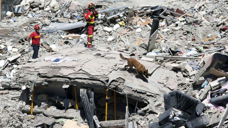 Edificio derrumbado en Florida tenía "daños estructurales"; los rescates continúan