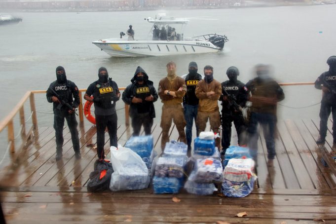 DNCD y Armada ocupan 488 paquetes de cocaína en el mar