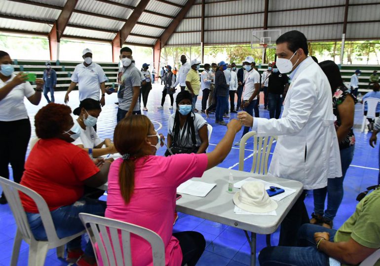 Ministro de Salud recorre provincias del Sur para supervisar Jornada de Vacunación