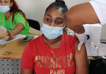 VIDEO | Abarrotado de personas centro de vacunación en Capotillo