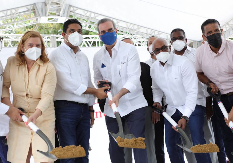 Presidente Abinader reactiva remodelación de mercado municipal y construcción del Centro-UASD de La Vega
