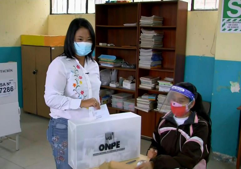 Voto rural reduce al mínimo ventaja de Fujimori sobre Castillo en balotaje en Perú