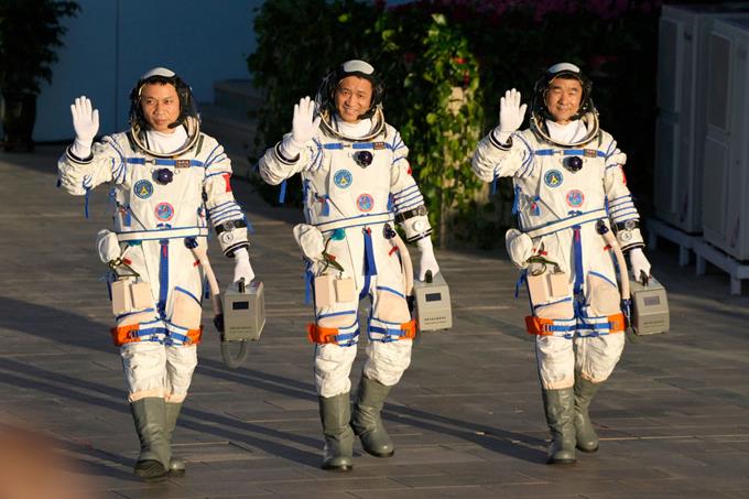 Una misión espacial china llega a su estación espacial