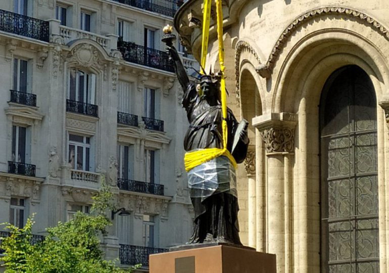 Una pequeña réplica de la estatua de la Libertad enviada de Francia a EEUU