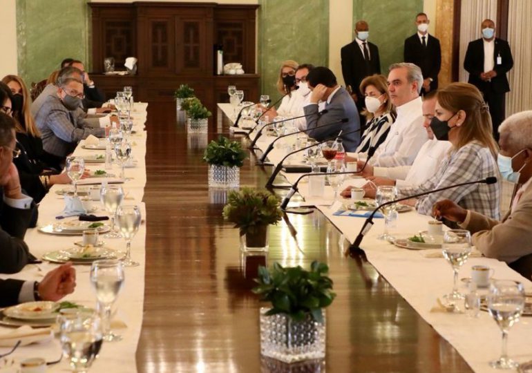Abinader se reúne con altos funcionarios en el Palacio Nacional