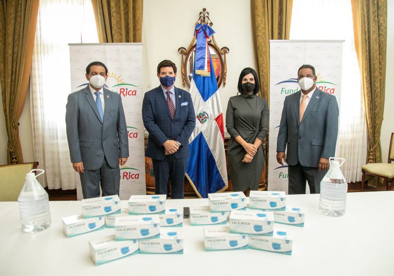 Primera dama recibe 250,000 mascarillas donadas por Fundación Rica