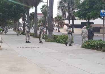 Video | Agentes de la Policía Nacional custodian el Malecón de Santo Domingo