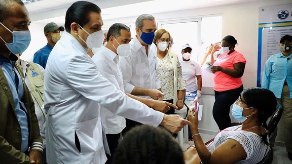 Abinader visita centros de vacunación en Haina