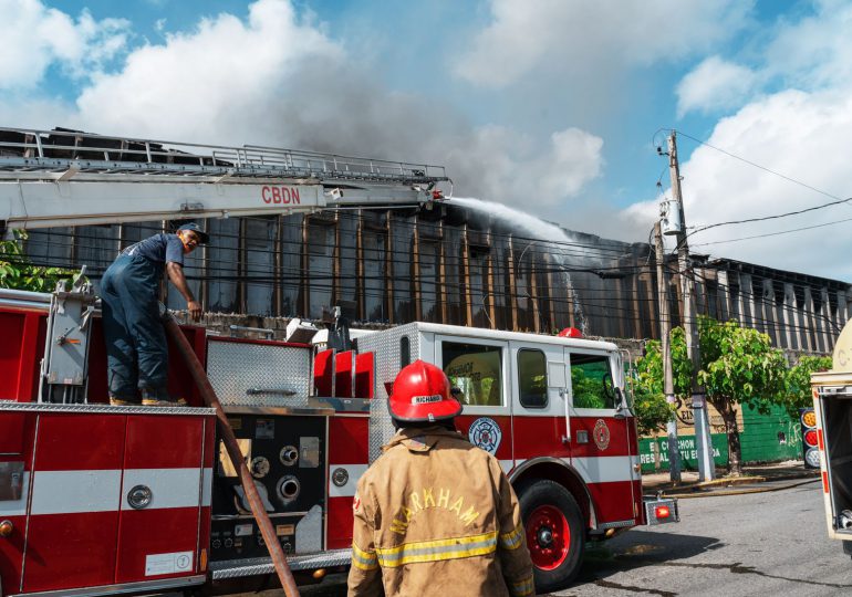 Bomberos del DN informa está controlado el incendio en Ensanche La Fe