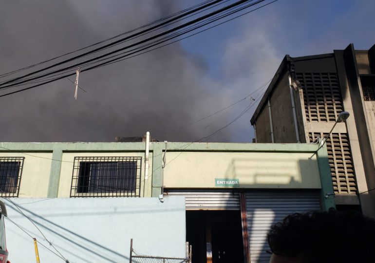 VIDEO | Autoridades informan incendio que afectó colchonería está 75% controlado