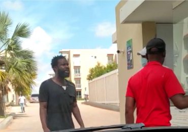 VIDEO | Hombre intenta entrar a la fuerza a residencial en Ciudad Juan Bosch, agrede físicamente al seguridad