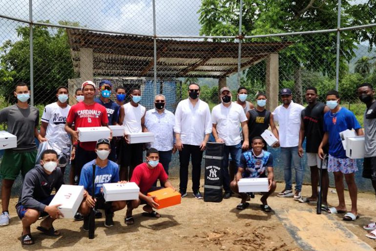 Viceministro de la Presidencia entrega artículos deportivos durante visita a Bonao y Moca