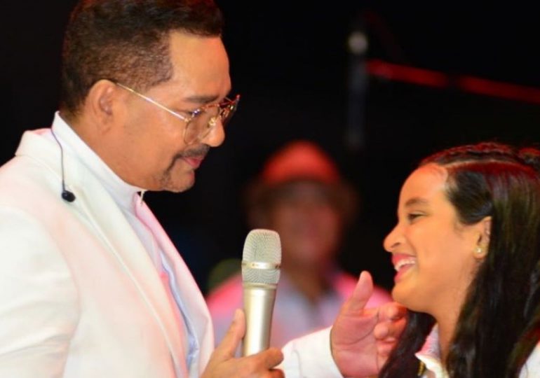 Hija de Frank Reyes muestra sus dotes en el canto