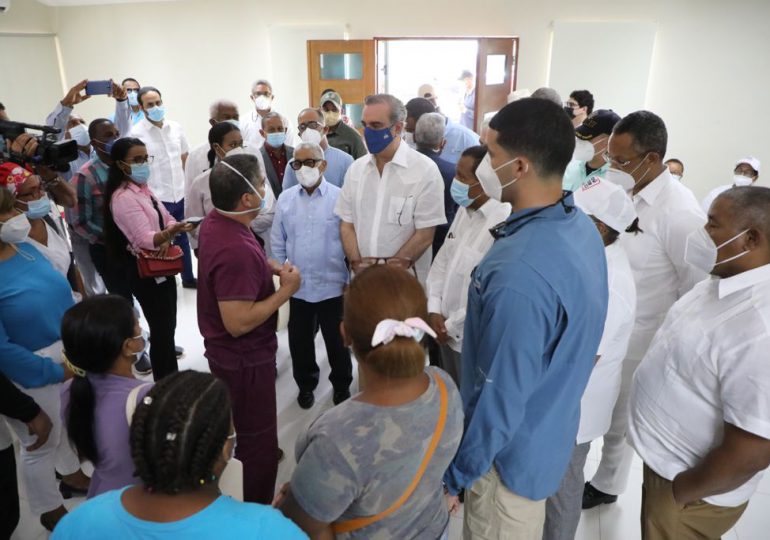 Presidente Abinader supervisa vacunación en Hospital de Pedernales