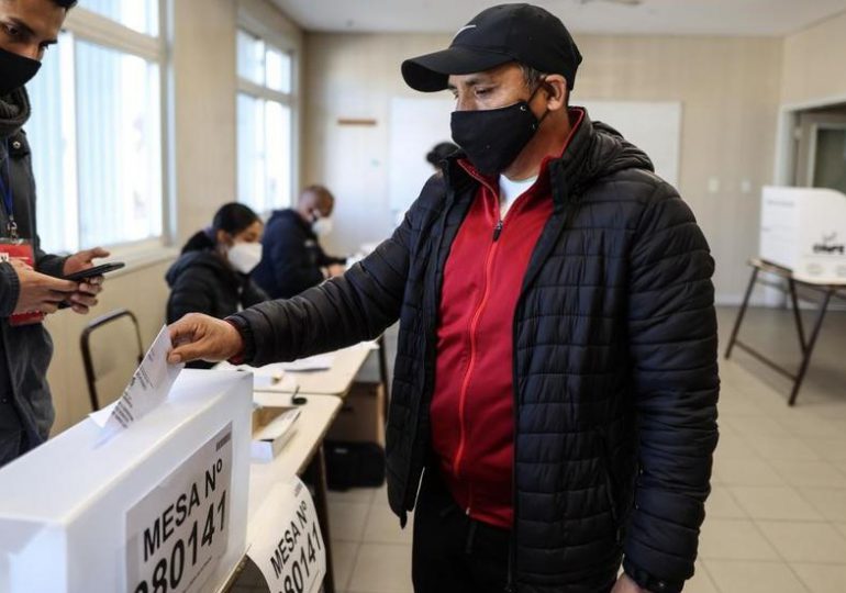 Un millón de peruanos votan desde Chile hasta Japón para elegir a un nuevo presidente