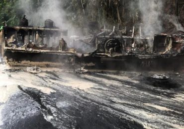Reportan una persona muerta al incendiarse camión de combustible en autopista Duarte