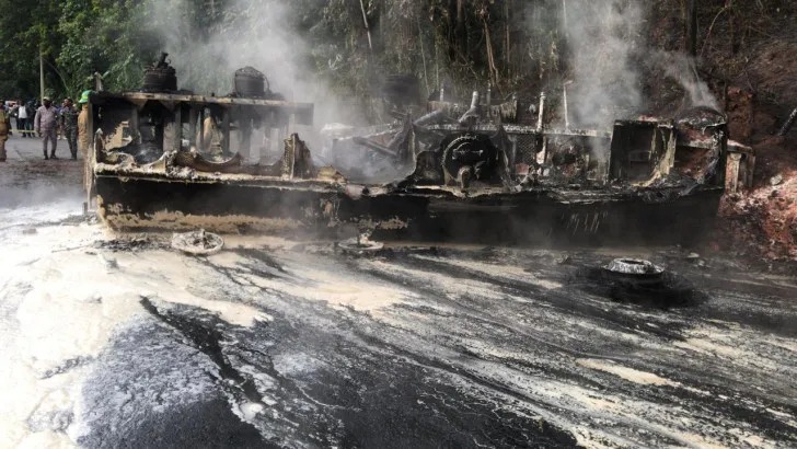 Reportan una persona muerta al incendiarse camión de combustible en autopista Duarte