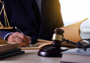 Juez ordena a pareja pagarle a su hijo 45,000 dólares por deshacerse de su "tesoro pornográfico y juguetes sexuales"