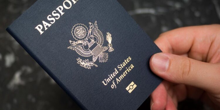 Estadounidenses pueden regresar a EE.UU. con pasaportes vencidos