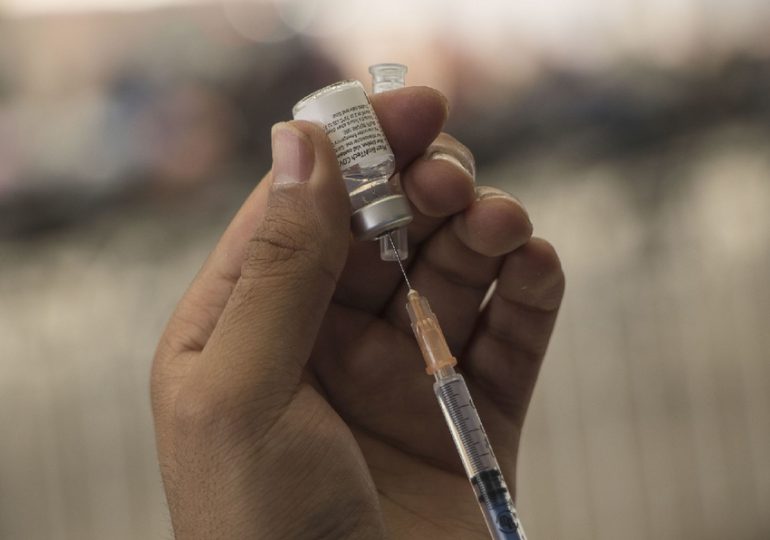 Suspenden plan de vacunación en provincias bajo alerta por paso de huracán