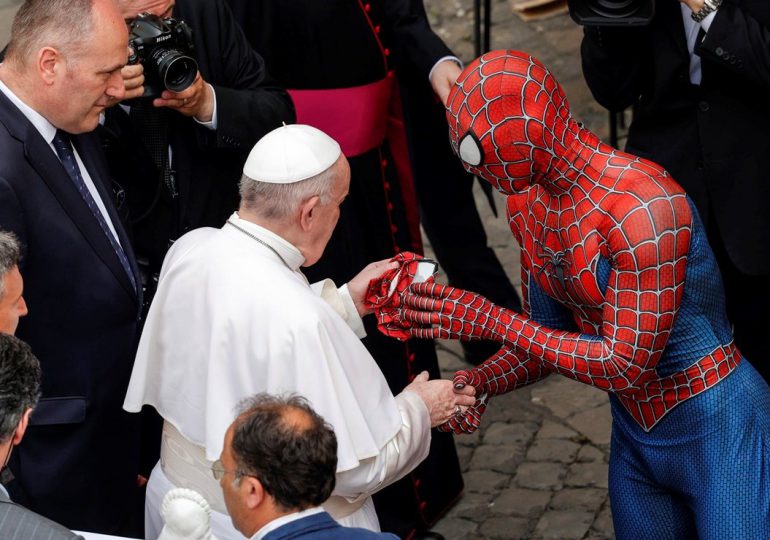 Curioso saludo del papa a Spider-Man en el Vaticano