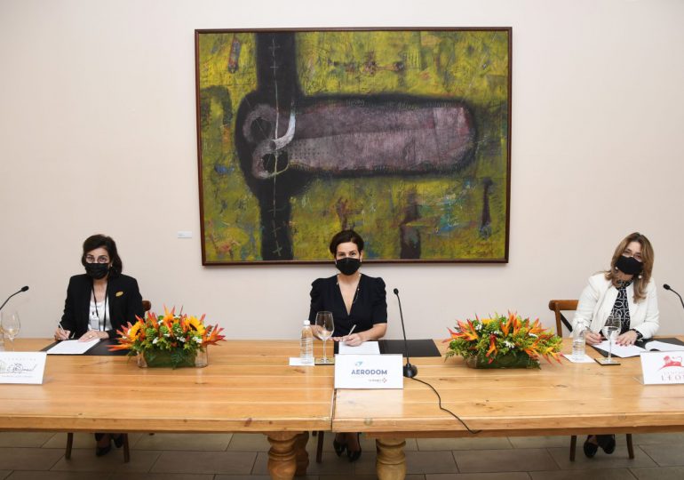 Centro León y AERODOM acuerdan desarrollar exposiciones temporales de arte y cultura en aeropuertos