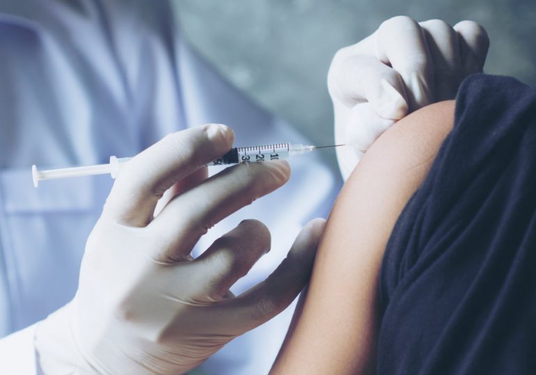 Italia comienza a vacunar contra coronavirus a adolescentes de 12 a 15 años