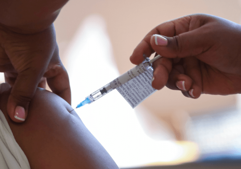 ¿Serán necesarios refuerzos anuales de la vacuna COVID? La estrategia sanitaria que analizan los expertos