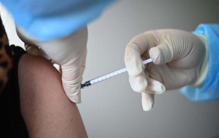Otras provincias se acercan al 70% de su población vacunada para levantar toque queda