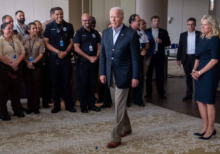 Biden brinda consuelo en Florida donde operación de rescate se suspendió por seguridad