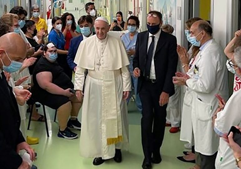 El papa Francisco sale del hospital tras su operación de colon