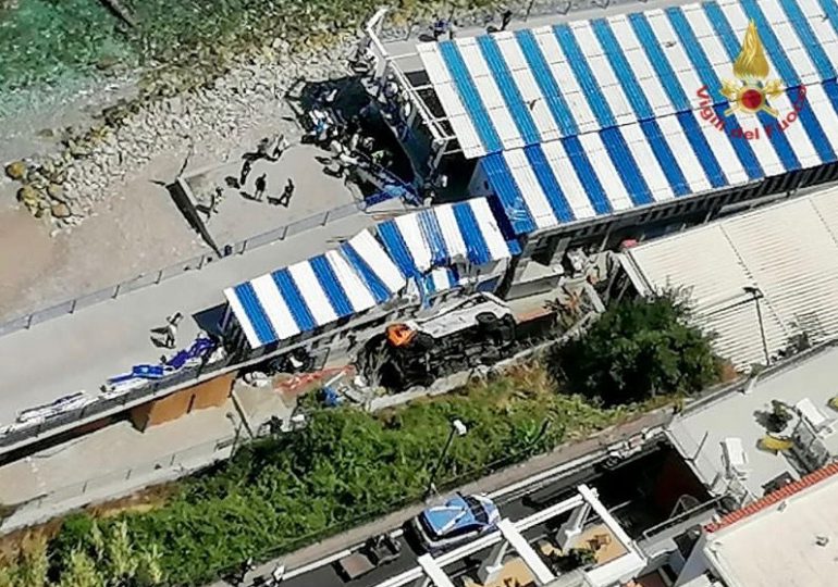Minibús cae de un acantilado en la isla italiana de Capri