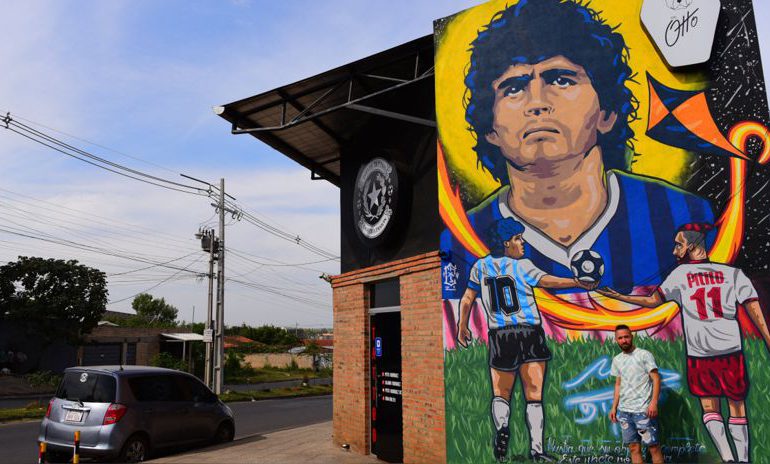 Un gran mural de Maradona en Paraguay, homenaje de un fan futbolista y tatuador