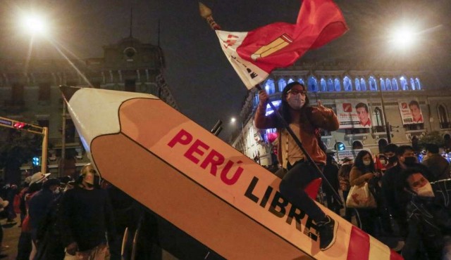 Partidarios de Castillo y Fujimori acampan para "defender" sus votos en Perú