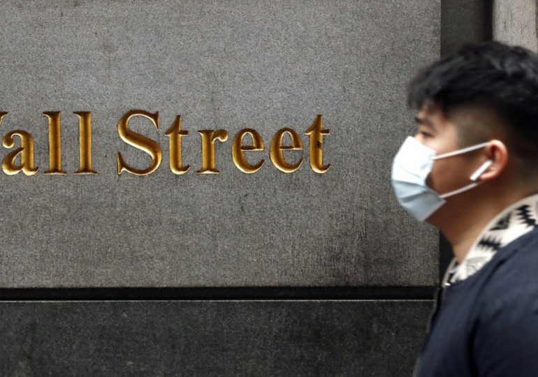 Caen acciones Wall Street por toma de beneficios tras récords