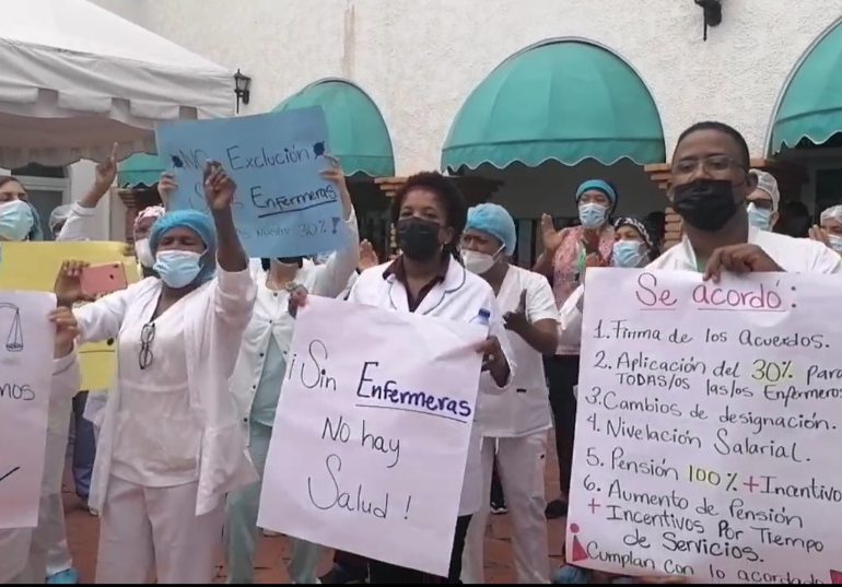 VIDEO | Enfermeras realizan protesta en reclamo del 30% de aumento salarial