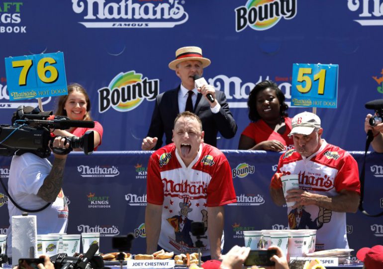 Joey Chestnut gana récord después de comer 76 hotdogs en 10 minutos