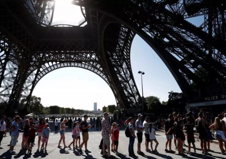 La torre Eiffel reabre tras más de ocho meses cerrada por la pandemia