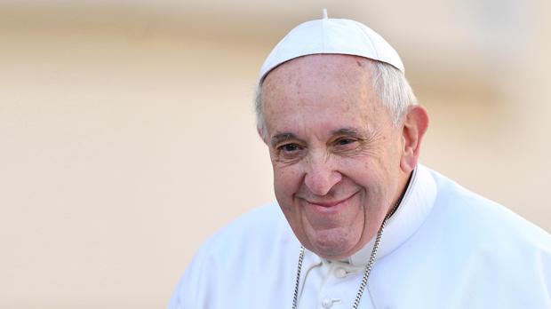 El papa empezó a caminar tras su operación de colon