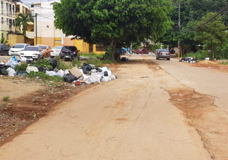 La basura espera por las lluvias para correr por los contenes en Santo Domingo Este