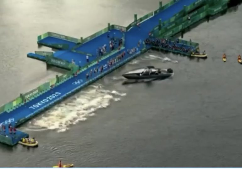 Un barco casi causa una tragedia en el inicio del triatlón masculino de los Juegos Olímpicos