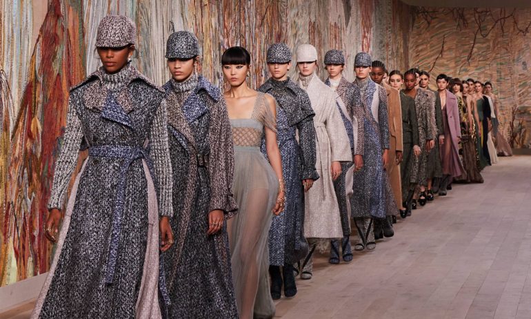 Dior, un verdadero estímulo para los sentidos en su desfile de alta costura