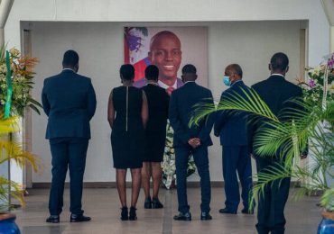 Haití, de duelo, consuela a Martine Moïse, viuda del presidente asesinado