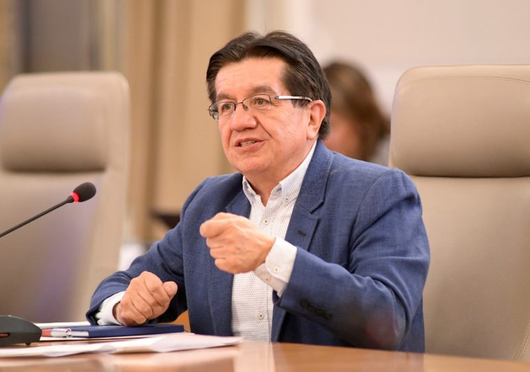 Colombia puede imponer restricciones a quienes no se vacunen, advierte ministro