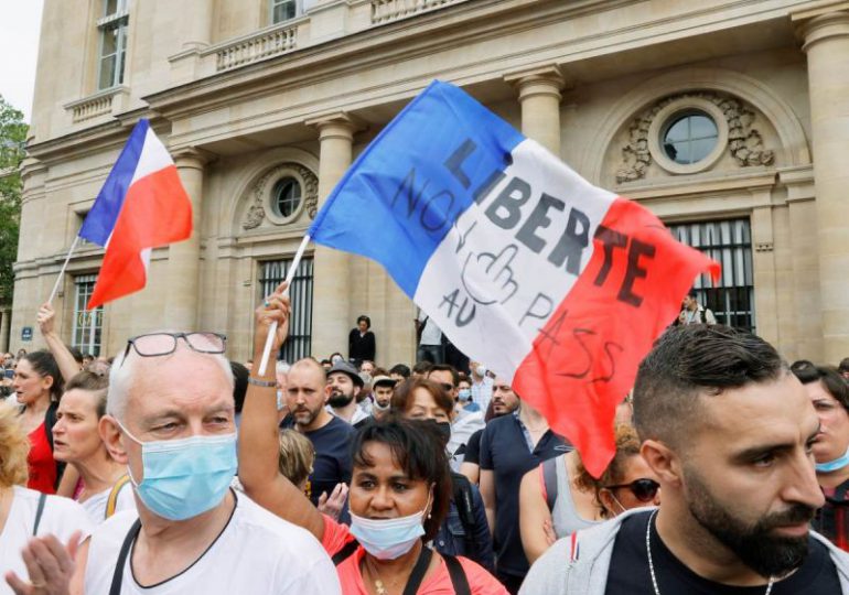 Decenas de miles de franceses protestan contra la "dictadura sanitaria"