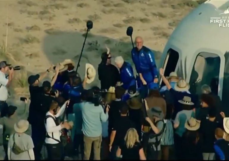 VIDEO | Aterriza cápsula de Blue Origin en la que Jeff Bezos llegó al espacio