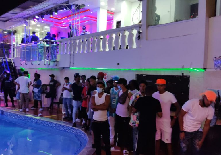 VIDEO | Detienen a 36 personas en una fiesta clandestina en Santo Domingo Este