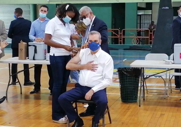 VIDEO | Luis Abinader recibe su tercera dosis de la vacuna contra el COVID-19